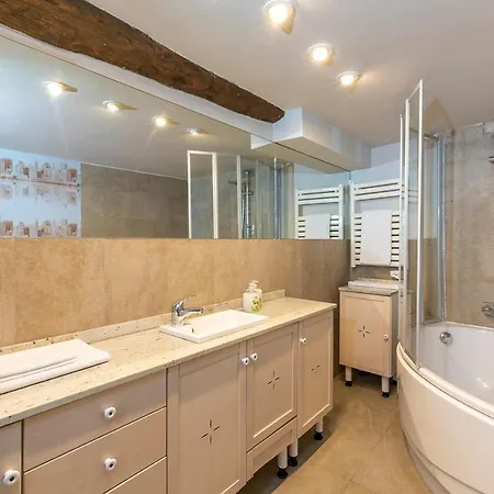 Vino Tinto Y Restaurante Tomate Rosa