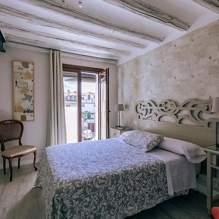 Vino Tinto Y Restaurante Tomate Rosa *