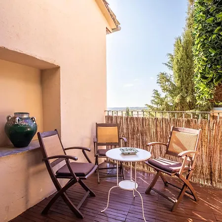 Vino Tinto Y Restaurante Tomate Rosa Адауэска