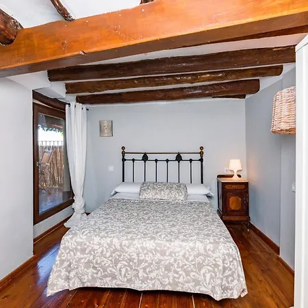 Vino Tinto Y Restaurante Tomate Rosa Адауэска