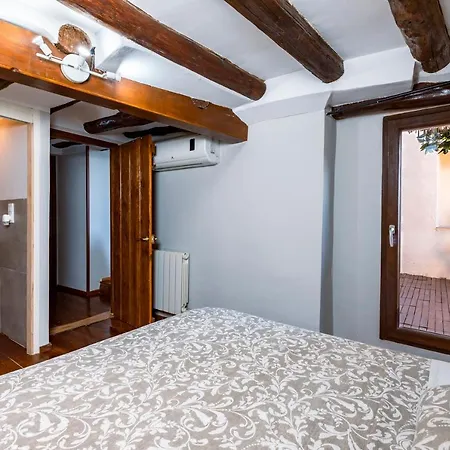 Vino Tinto Y Restaurante Tomate Rosa * Адауэска