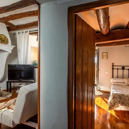 Vino Tinto Y Restaurante Tomate Rosa Апартаменты *