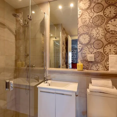 Vino Tinto Y Restaurante Tomate Rosa *