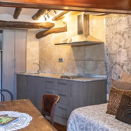 Vino Tinto Y Restaurante Tomate Rosa Адауэска