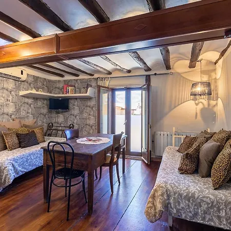 Vino Tinto Y Restaurante Tomate Rosa Адауэска