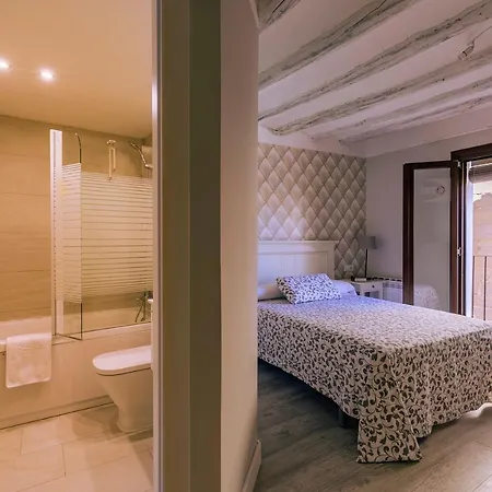 Vino Tinto Y Restaurante Tomate Rosa * Адауэска