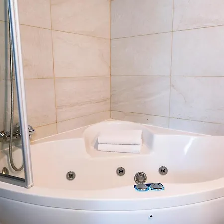 Vino Tinto Y Restaurante Tomate Rosa * Адауэска