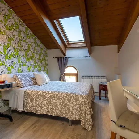 Vino Tinto Y Restaurante Tomate Rosa Адауэска