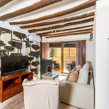 Vino Tinto Y Restaurante Tomate Rosa