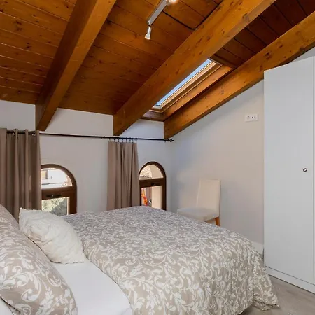 Vino Tinto Y Restaurante Tomate Rosa דירה