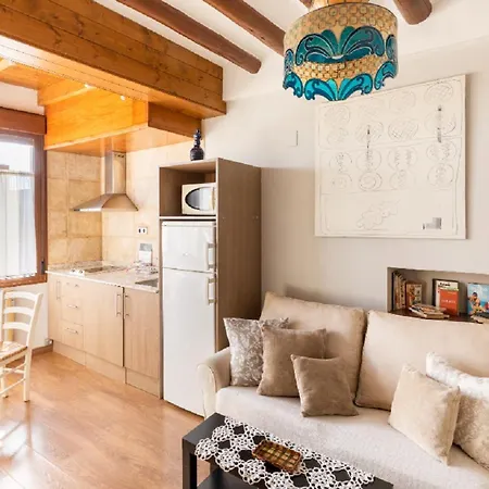 Vino Tinto Y Restaurante Tomate Rosa * Адауэска