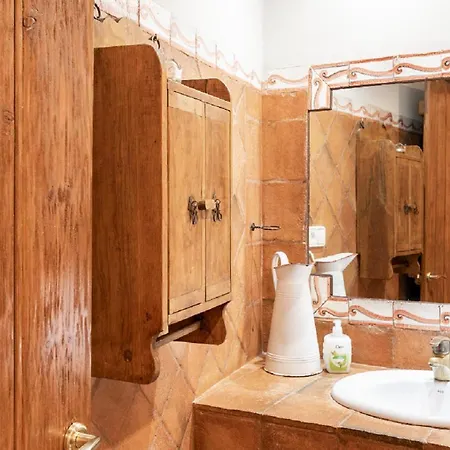 Vino Tinto Y Restaurante Tomate Rosa * Адауэска