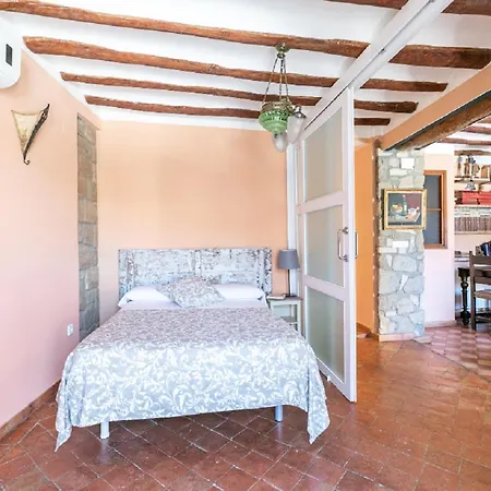 Vino Tinto Y Restaurante Tomate Rosa