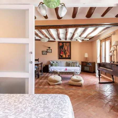 Vino Tinto Y Restaurante Tomate Rosa Adahuesca