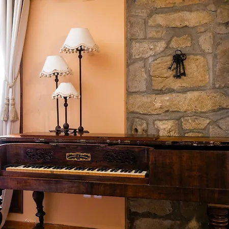 Vino Tinto Y Restaurante Tomate Rosa * Адауэска