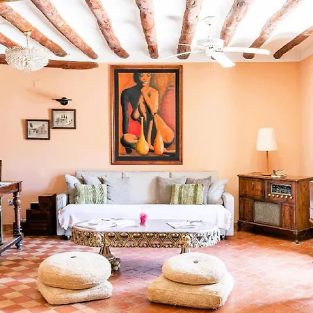 Vino Tinto Y Restaurante Tomate Rosa * Адауэска