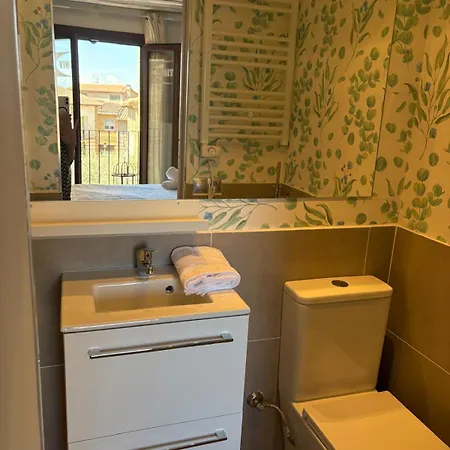 Vino Tinto Y Restaurante Tomate Rosa * Адауэска