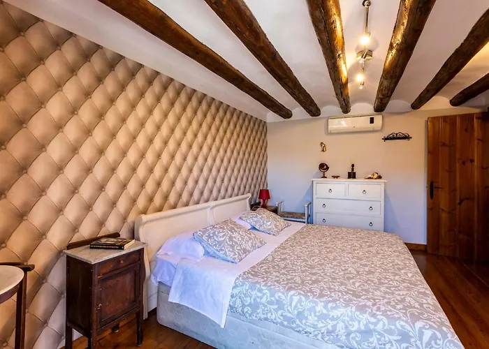 Vino Tinto Y Restaurante Tomate Rosa Adahuesca