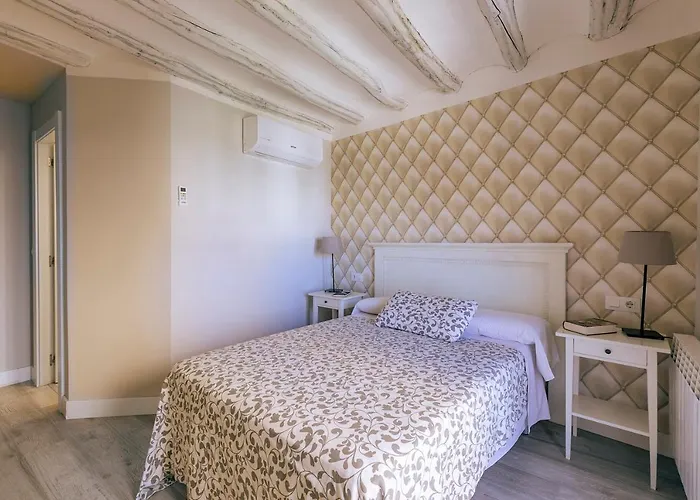 Vino Tinto Y Restaurante Tomate Rosa