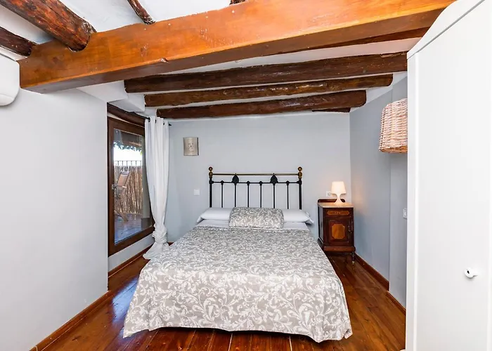 Vino Tinto Y Restaurante Tomate Rosa Adahuesca