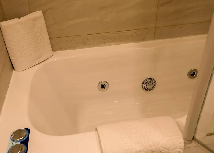 Apartament Vino Tinto Y Restaurante Tomate Rosa *