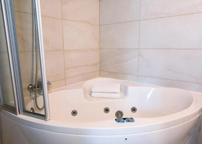 Vino Tinto Y Restaurante Tomate Rosa * Adahuesca