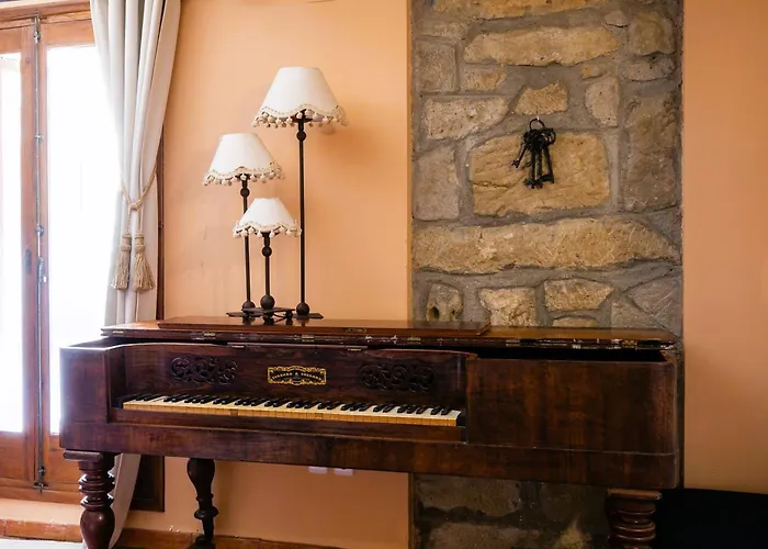 Vino Tinto Y Restaurante Tomate Rosa * Adahuesca