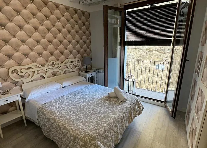 Vino Tinto Y Restaurante Tomate Rosa